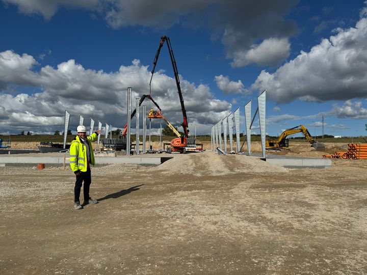Varehuschef Dennis Wolthers ser frem til grundstensnedlæggelsen den 24. oktober, hvor Næstveds borgmester Carsten Rasmussen deltager.