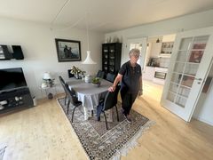 Ketty Asbæk betaler mere i leje og har dårligere rettigheder som lejer i privat udlejning i den uregulerede kommune Herning sammenlignet med naboerne i de almene boliger. LLO's budskab til kommunalpolitikerne er: Byg mere alment og bliv en reguleret kommune