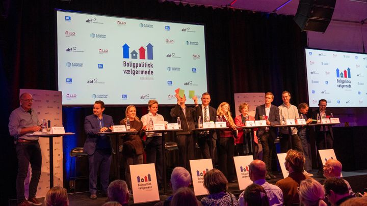 På det boligpolitiske vælgermøde mandag den 3/11 arrangeret af LLO Hovedstaden, EjendomDanmark, BL og ABF talte flere kandidater for at indføre et huslejeloft i nyere private udlejningsejendomme, der i dag har en skyhøj husleje.