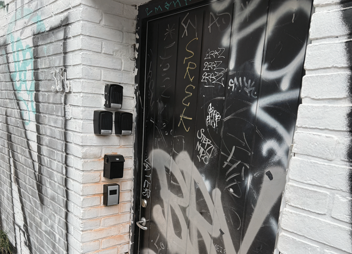 Opgangene i København er mange steder plastret til med nøglebokse, så turister kan komme hurtigt ind og ud ad opgangene. Systematisk korttidsudlejning går ud over hotellerne og byens borgere. Foto: LLO.