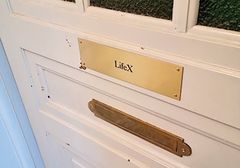 LifeX opdeler lejligheder i værelser og lejer dem ud med særlige services inkluderet. Den samlede månedlige leje – betalt af fem lejere – kan dermed løbe op i cirka 60.000 kroner. Det vil politikere i kommuner og Folketinget sætte en stopper for. Foto: LLO.