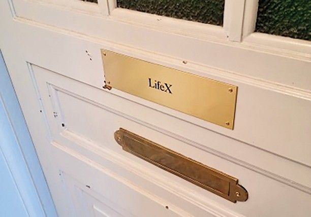 LifeX opdeler lejligheder i værelser og lejer dem ud med særlige services inkluderet. Den samlede månedlige leje – betalt af fem lejere – kan dermed løbe op i cirka 60.000 kroner. Det vil politikere i kommuner og Folketinget sætte en stopper for. Foto: LLO.