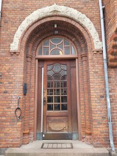 Opgang til ejendom på Frederiksberg med store lejelejligheder. LifeX lejer typisk store herskabslejligheder og opdeler dem i værelser, hvor efter lejen kan sættes meget højt. Foto: LLO.