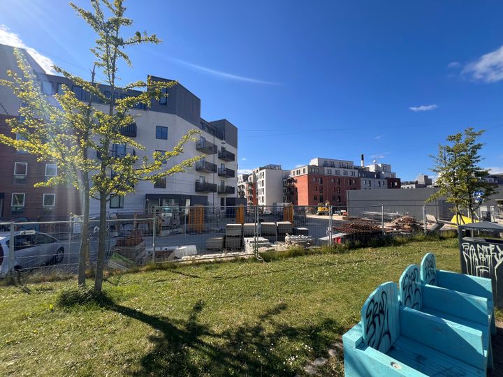 Boligaftalerne skulle blandt andet gøre det lettere for kommuner at fremme byggeri af almene boliger ved at hæve grænsen for, hvad de må koste at opføre. Men fordi lovforslagene ikke nåede at blive vedtaget før valget, er de nu bortfaldet og skal eventuelt fremsættes igen af en ny regering. Det bekymrer Lejernes LO.