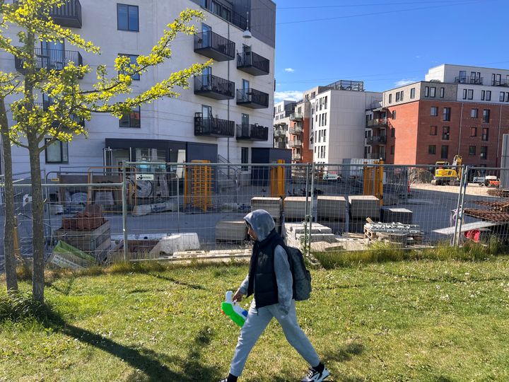 334.900 husstande – pensionister, studerende og børnefamilier – risikerer markante huslejestigninger på op til 33 procent, hvis LA's boligpolitik gennemføres. Foto: Ved Mjølnerparken i København blev almene boliger frasolgt til privat investor, der nu udlejer til en markant højere husleje som private lejeboliger.