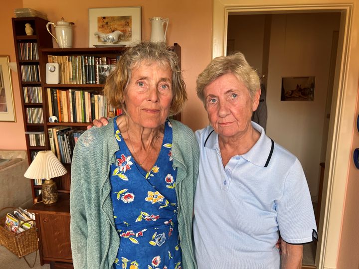 82-årige Annie Michelsen, t.v., og 85-årige Margit Johansen står sammen mod en udlejer, der forsøger at presse dem ud af deres bolig via en voldsom modernisering af boligen.