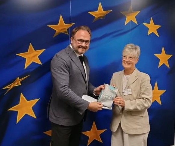 EU’s boligkommissær Dan Jørgensen mødes med IUT-præsident Marie Linder om den globale boligkrise forud for IUT’s verdenskonference, der markerer 100 års arbejde for lejeres rettigheder. Lejere fra 52 lande mødes i Malmø og København for at dele erfaringer og løsninger på boligkrisen. Mangel på betalbare boliger i byerne, presser mennesker over hele verden. Foto: IUT.