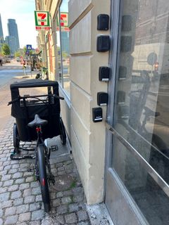 Opgangene i København er mange steder plastret til med nøglebokse, så turister kan komme hurtigt ind og ud ad opgangene. Systematisk korttidsudlejning til turister fjerner boliger, som byens borgere kunne bo i, mener LLO