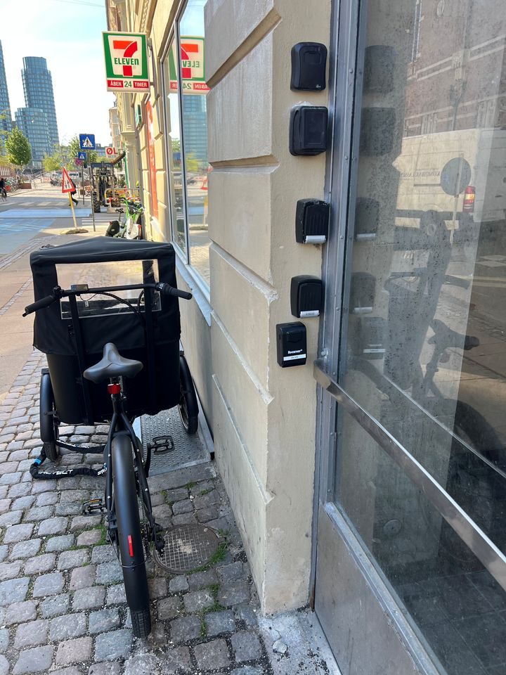 Opgangene i København er mange steder plastret til med nøglebokse, så turister kan komme hurtigt ind og ud ad opgangene. Systematisk korttidsudlejning til turister fjerner boliger, som byens borgere kunne bo i, mener LLO