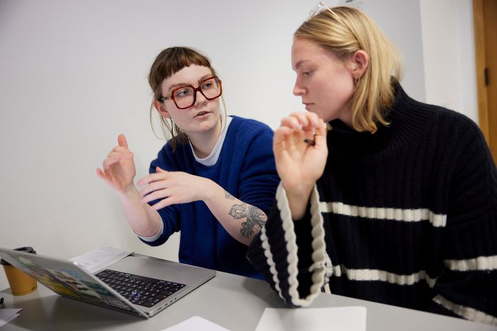 Billede af to unge kvinder, der tager hf-enkeltfag.