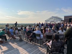 Tagterrassen på Grønne Eng - bofæller lytter til kor sammen