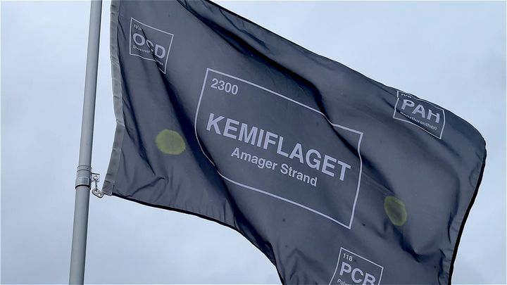 Kemiflaget er bl.a. hejst på Amager Strand, hvor der er målt miljøskadelige og sundhedsfarlige stoffer i koncentrationer, der ligger millioner af gange over den tilladte grænseværdi.