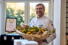 Per Mandrup blev overrasket med sin nye titel til finalen i Kartoffelprisen og ”Sammen om kartoflen” – to konkurrencer, der hylder kartoflen, som afholdes af Culinary Institute by Vejle Erhverv. På billedet ses Per Mandrup med sit diplom og en stor buket blomster.
