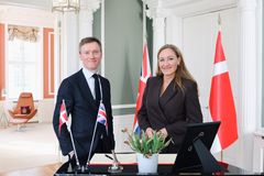 Elsebeth Søndergaard Krone, direktør for udviklingspolitik i Udenrigsministeriet, og Olaf Henricson‑Bell, migrations‑direktør i det britiske udenrigsministerium på den britiske ambassade i København.