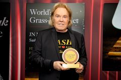 John Sashi fra JN Meat International med årets VM-trofæ. Den danske kødsommelier og producent sikrede sig yderligere ni guldmedaljer i 2025-udgaven af World Steak Challenge.