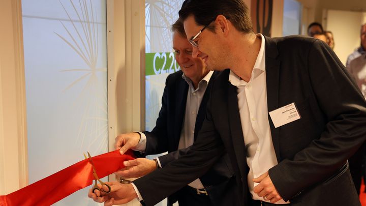 CEOs Henrik Bodskov og Janus Steen Møller klipper det røde bånd og indvier Aeven og Banedanmarks nye Network Operations Center.