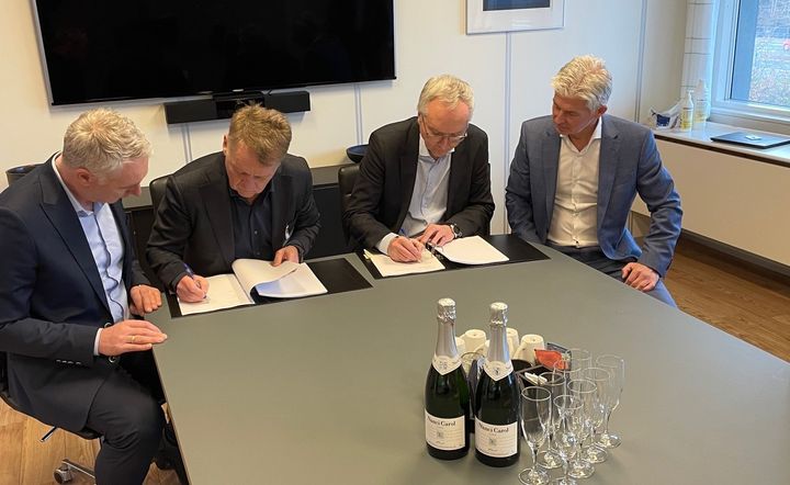 Mads Jakobsen, Chief Delivery Officer, Aeven, Henrik Bodskov, CEO, Aeven, Torsten Fels, CEO, PenSam, og Morten Stokholm, udviklings- og IT-direktør, PenSam, underskrev den 7-årige kontrakt fredag d. 22. december 2023.