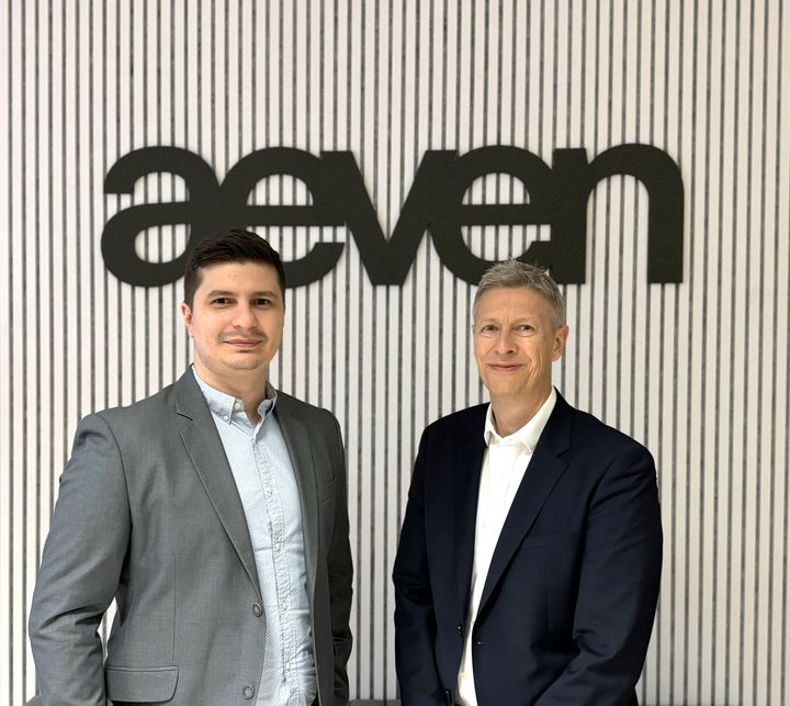 Fra venstre mod højre: Interim General Manager, Martin Szilagyi, sammen med Lasse Schmidt, Managing Director i Aeven Tjekkiet og Ungarn.