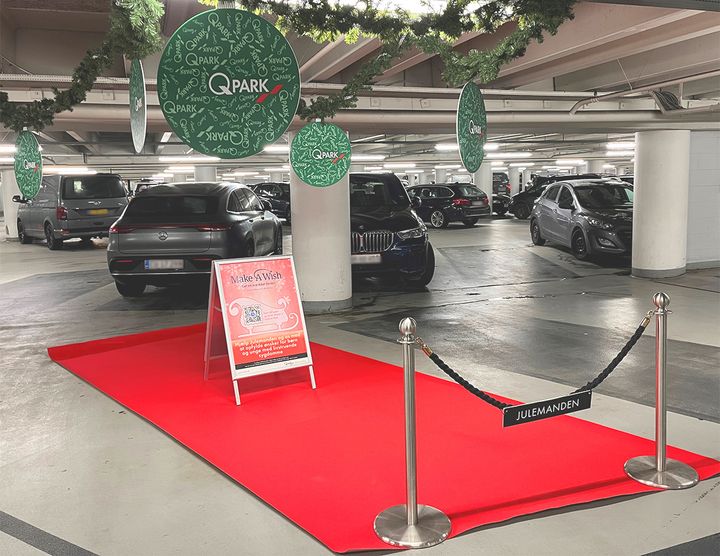 p-bås med rød løber og julepynt