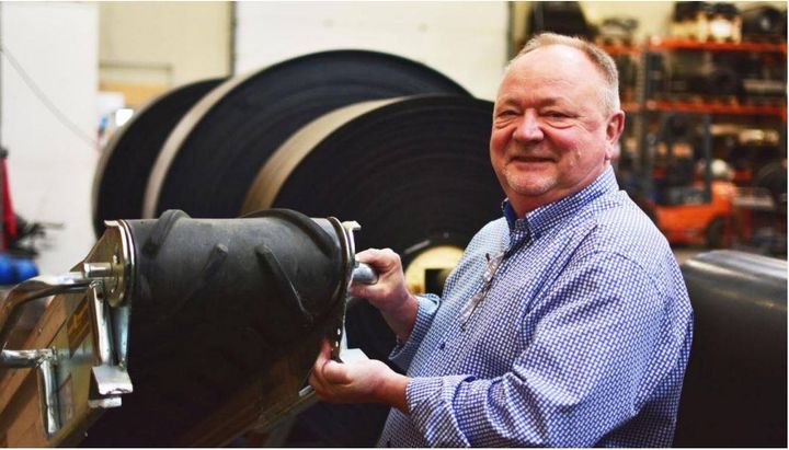 I 1983 Startede Hans-Christian 'Bøgeris Transportbånd'  knap 40 år senere er han Direktør for 15 ansatte, som han kalder for det bedste team i branchen. " Vi går stærkt ind for et godt kollegaskab. " siger Hans-Christian. Efter 39 års dedikeret ejerskab og kontinuerlig udvikling af virksomheden har Hans Kristian Nielsen (HC) og Bjarke Birch Nielsen valgt at sælge deres kapitalandele til Niels Burcharth A/S