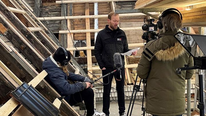 Tre små videoklip giver konkrete tips til, hvad håndværkere og boligforeninger skal være opmærksomme på, når taget skal renoveres.