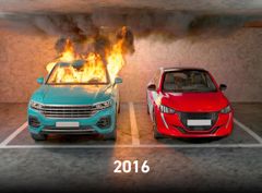 To biler i en parkeringskælder, hvor den ene er i brand, med teksten "2016".