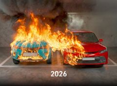 To brændende biler i et parkeringshus, med teksten "2026" nedenunder.