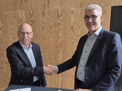 AAU's prorektor for forskning Jesper Wengel og DBI's forskningsdirektør Carsten Damgaard giver hånd ved underskrivelsen af den strategiske samarbejdsaftale.