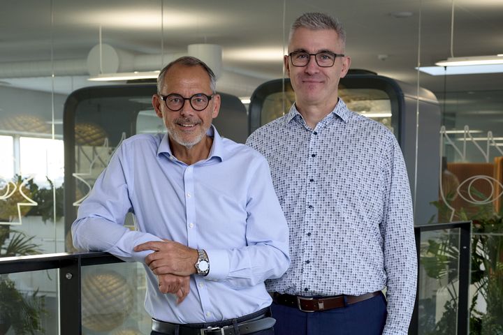 To personer står sammen på et kontor.