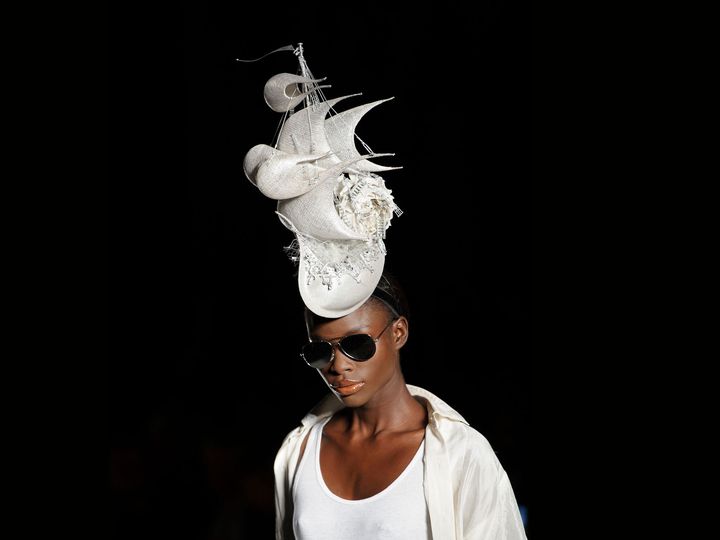 Foto: Nick Harvey.  This hat designed by Philip Treacey refers to France in the 1770s, where Marie Antoinette and other stylish ladies wore elaborate hairdos with ships to honor the war efforts of the French Navy against the British.