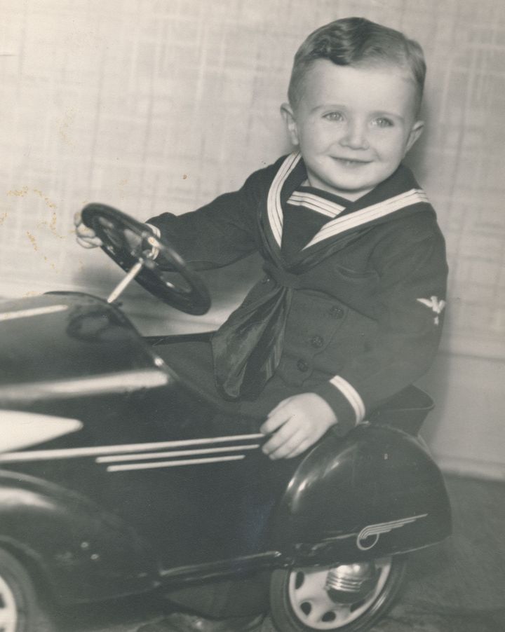 (Arkivfoto MFS) Denne dreng er en af de mange børn, der blev sendt til fotografen i matrostøj.  Matrostøjet blev også brugt på danseskolen til konfirmationen og som uniform på kostskoler etc. Moden stammer helt tilbage fra midten af 1800 tallet.