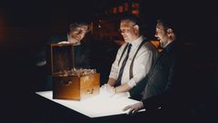 Skattejagt på M/S Museet for Søfarts lager. Museumsinspektør Benjamin Asmussen viser en skibs medicinkasse til Cilius og Faber.