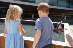 Skibe sættes i søen ved bassinet i dokken.