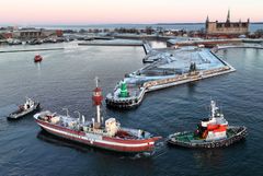 I januar 2024 blev fyrskibet fragtet ud af Helsingør Havn med kurs mod renovering I Hvide Sande.