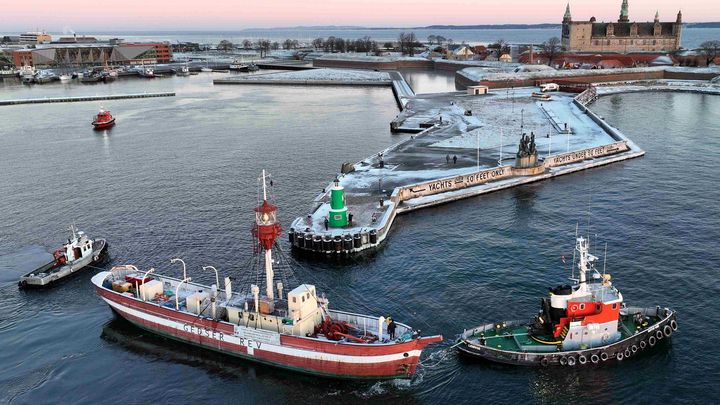 (Foto Ole Thomsen/Helsingør Havne) Flydende kulturarv. Sådan så det ud da fyrskibet "GEDSER REV" forlod Helsingør på slæb mod renovering i Hvide Sande. Nu vender det nyrestaurerede fyrskib tilbage til Historisk Havn.