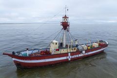 Fyrskibet "GEDSER REV" på slæb til Hvide Sande, januar 2024.