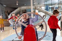 Børn om bord på legeskibet DRØMMESKIBET