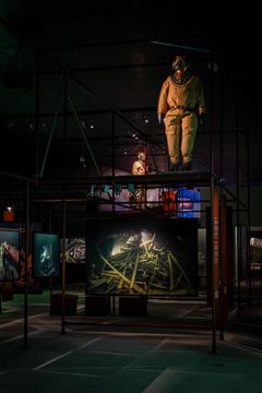 Fra udstillingen "Østersøens gåder - ekko fra dybet". Vragdykkere fra den svenske stiftelse 'Voice of the Ocean' og fotografen Jonas Dahm fundet og fotograferet mere end 400 vrag i Østersøen. Udstillingen viser et udvalg af dem sammen med marinarkæologiske fund, historisk dykkerudstyr og værker af tre danske billedkunstnere.