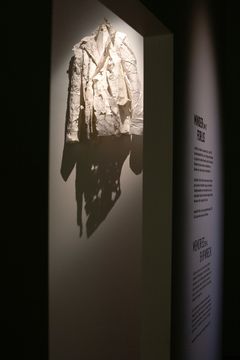 Sømandsjakke i papir. Arkitekt og billedkunstner Amanda Betz har med udgangspunkt i beretninger om et tragisk forlis ved Bornholm i 1890, skabt egne poetiske udgaver af vraggods og minder i papir lavet af tang og havplantefibre.