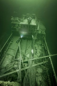S/S MAIA på Østersøens bund. Havet og fiskernes 'spøgelsesnet' har indtaget vraget. Sæler er fanget i nettet. S/S MAIA var et tysk dampskib.