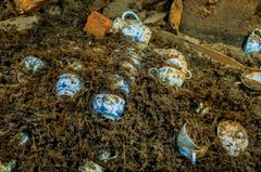 Dette fine Fürstenberg porcelæn er omhyggeligt pakket ind. Nu ligger det i et vrag på havets bund. Vraget er ikke identificeret.