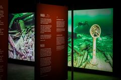 Fra udstillingen "Østersøens gåder - ekko fra dybet". Vragdykkere fra den svenske stiftelse 'Voice of the Ocean' og fotografen Jonas Dahm fundet og fotograferet mere end 400 vrag i Østersøen. Udstillingen viser et udvalg af dem sammen med marinarkæologiske fund, historisk dykkerudstyr og værker af tre danske billedkunstnere.