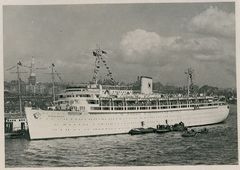 Dette potkort med motiv af flygtningeskibet WILHELM GUSTLOFF har tilhørt Manfred Krause, født 01.10.1939 i Königsberg, Østprøjsen. Sammen med sin mor Frieda kom han som flygtning til Slesvig-Holsten 1945 ombord på flygtningeskibet,"Wilhelm Gustloff" på skibets næstsidste tur over Østersøen, inden det blev sænket af den sovjetiske ubåd "S-13" ud for Stolpmünde, Pommern, den 30. januar 1945. En af historiens største skibskatastrofer.