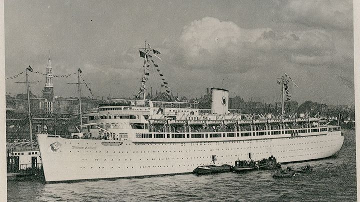 (Museum Sønderjyllands Mediearkiv) Dette postkort med flygtningeskibet "WILHELM GUSTLOFF" tilhørte Manfred Krause, der var med som flygtning på skibets næstsidste rejse. I 1945 ramte tre torpedoer skibet, der sank med over 10.000 flygtninge ombord.