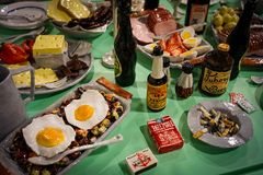 Kunstneren Rose Eken har lavet tre historiske søfartsmåltider i keramik. Søfartshistorie fortalt gennem besætningens mad. Her det store kolde bord. Søfolk i 1960erne krævede syv forskelige slags pålæg til middagsmåltidet. Det var et udtryk for, at søfolkenes rettigheder i efterkrigstiden blev voldsomt forbedret. Ifølge myten var de syv slags pålæg et overenskomstsikret krav. Dette er ikke bekræftet, men måltidet står i kontrast til måltider fra 1700tallet , der bestod af langtidsholdbar mad ofte fuld af maddiker.