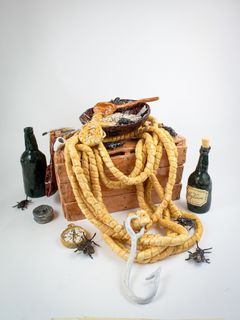 Rose Eken har skabt tre historiske søfartsmåltider i keramik. Søfartshistorie fortalt gennem mad. Her et måltid fra 1700-tallet. Langtidsholdbar ruskumsnusk med tørre kiks. Med mider og larver fordi, det var svært at holde maden frisk på det tidspunkt. Mange sømænd på langfart fik skørbug pga. kosten.