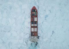 Rederiet Royal Arctic Line leverer forsyninger til Grønland. Årets første forsyningsskib på vej mod Grønland. Containerskibet Malik Arctica bryder gennem isen vej til Grønland.