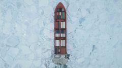 Årets første forsyningsskib på vej mod Grønland. Containerskibet Malik Arctica bryder gennem isen vej til Grønland. Rederiet Royal Arctic Line A/S leverer forsyninger til hele landet.