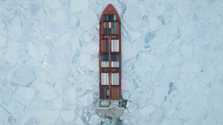 (Foto_Royal Arctic Line) Grønland er højt på den globale dagsorden og temaet for den første udgave af M/S UDSYN. Et nyt samarbejde, hvor M/S Museet for Søfart og DIIS MARITIME sætter fokus på højaktuelle maritime emner.