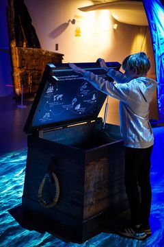 Fra skibskisten i museets nye faste udstilling ”Søfarer - 400 års danmarkshistorie” flyder havet- og en ny fortælling om dansk søfart. Den 1200 m2 store udstilling trækker personer frem, der ellers har været oversete eller bipersoner i søfartshistorien - fra den menige sømand og søfartens kvinder til kolonitidens ofre og nutidens globale forbruger. Gennem nye perspektiver, flere stemmer i formidlingen og masser af medrivende historier viser udstillingen, hvordan søfart har været med til at forme Danmark og verden, som vi kender den i dag.